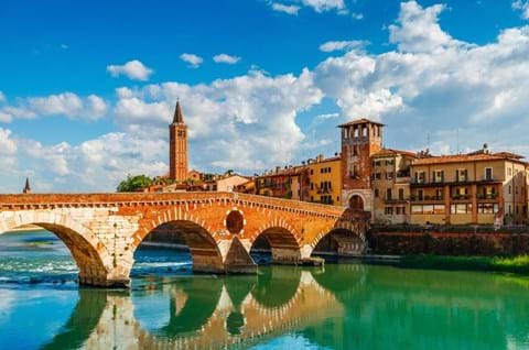 Discover Verona on guided excursion image