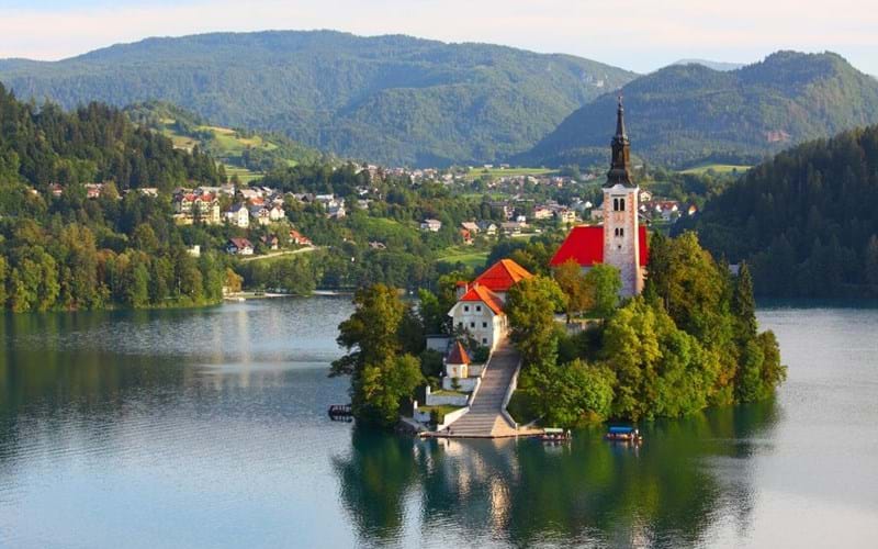 Experience-the-beauty-of-Lake-bled-on-a-guided-holiday