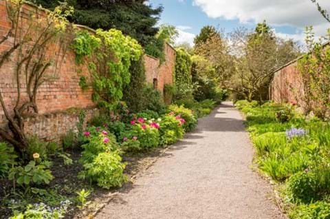 Guided tour of Spetchley Gardens image