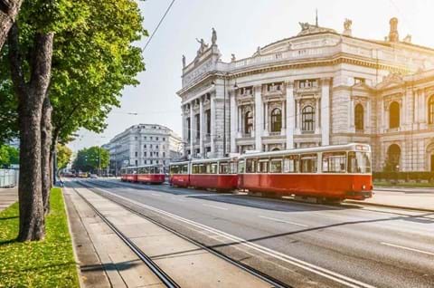 Discover the Ringstrasse on guided Vienna tour image