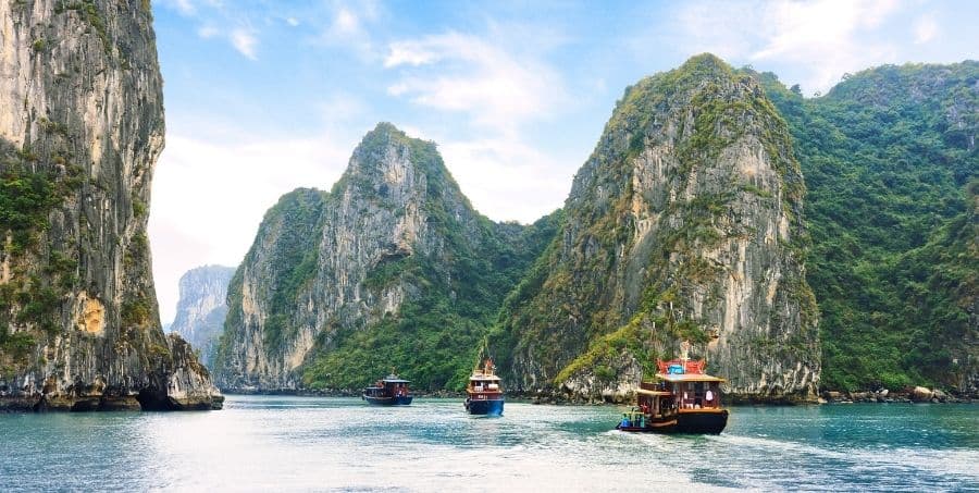 Experience Ha Long Bay cruise