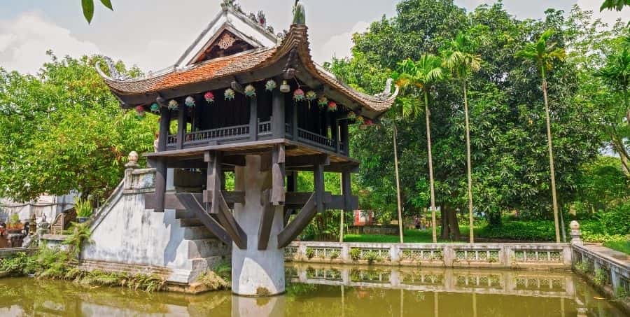 Visit One Pillar Pagoda on Hanoi tour