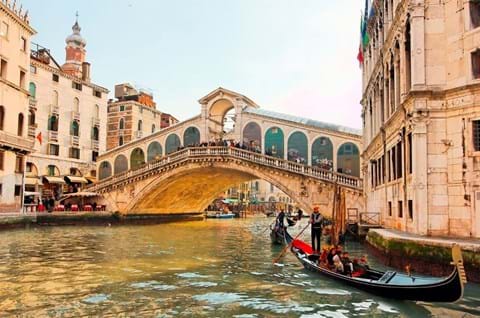 Visit The Rialto Bridge In Venice image