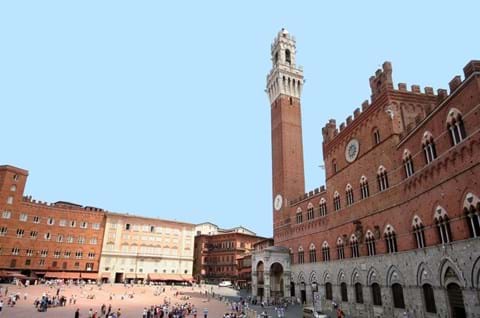 Explore Siena on guided Italy holiday image